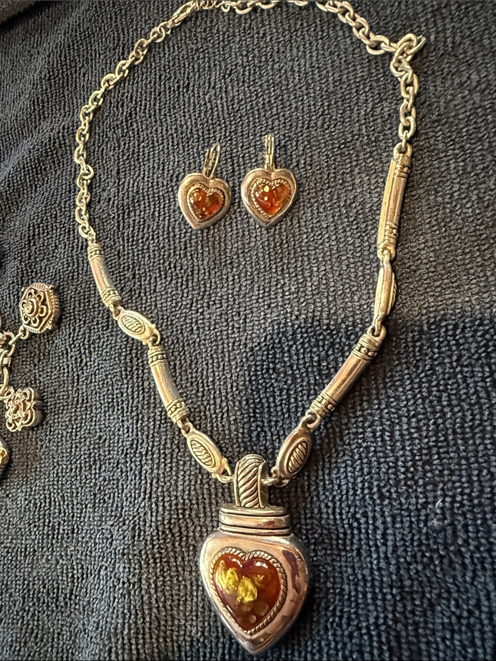 Heard shaped necklace and matching earrings, bracelet, Briton . - Picture 3 of 4